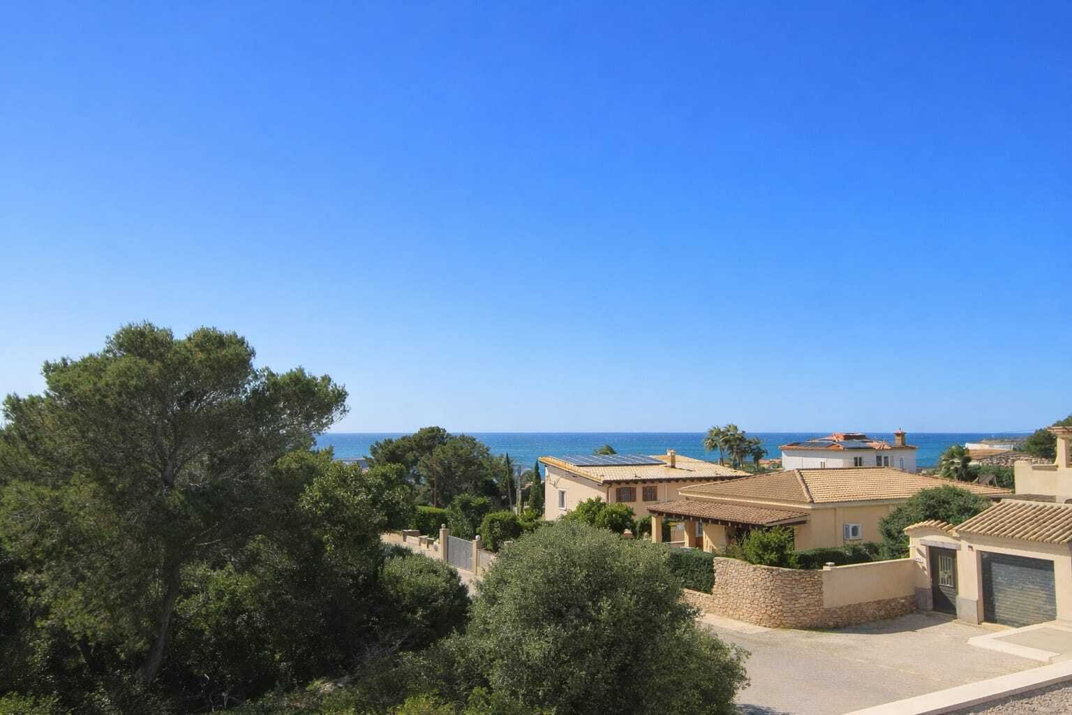 Contemporary Luxury Bungalow with Sea Views, Saltwater Pool and Panoramic Rooftop Terrace