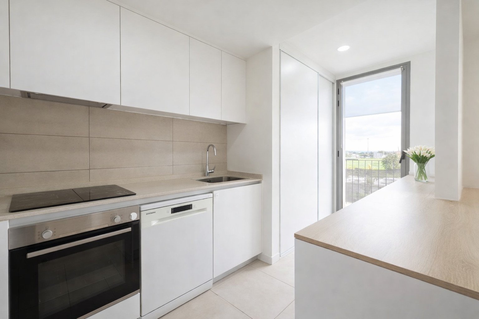 Modern Elegance and Mediterranean Comfort – Stylish Apartment with Balcony and Community Pool