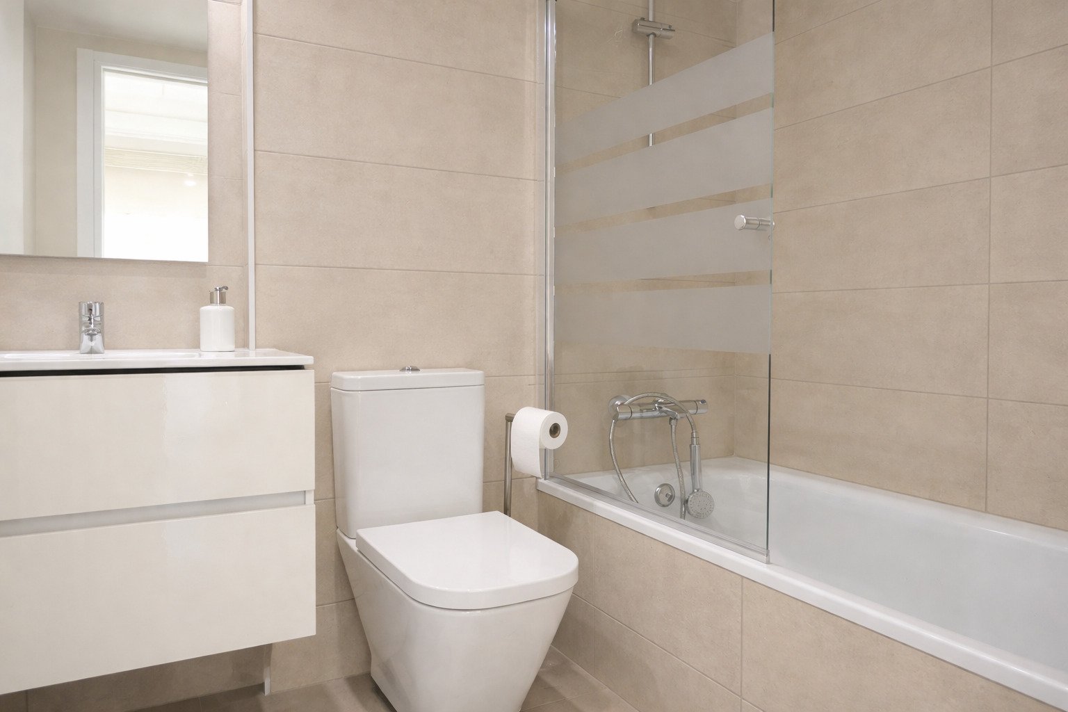 Modern Elegance and Mediterranean Comfort – Stylish Apartment with Balcony and Community Pool