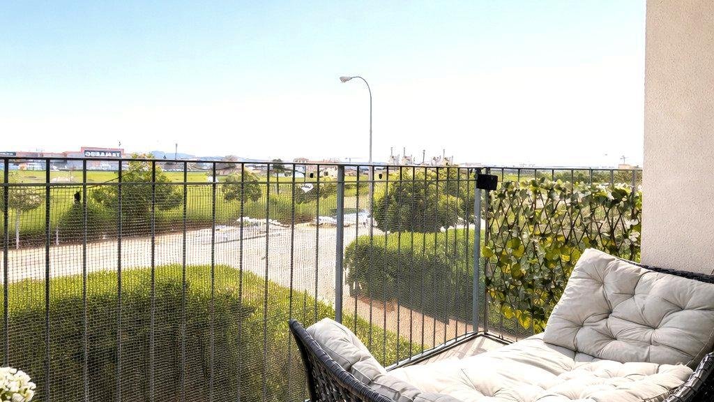 Modern Elegance and Mediterranean Comfort – Stylish Apartment with Balcony and Community Pool