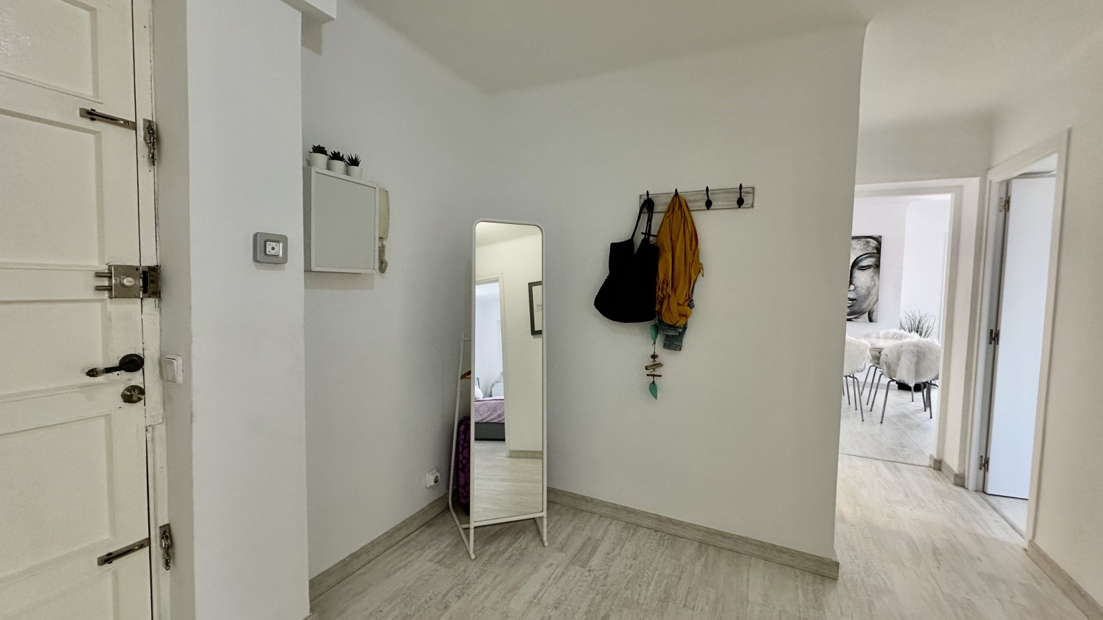 Renovated apartment with sea views and balconies