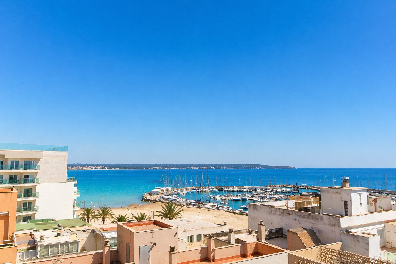 Elegant Apartment with Balcony and Rooftop Terrace – Urban Living Close to the Sea