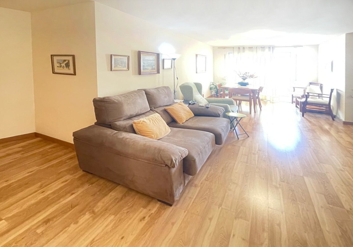 Bright top-floor apartment in Palma – refined living with balcony and private parking in sought-after Foners