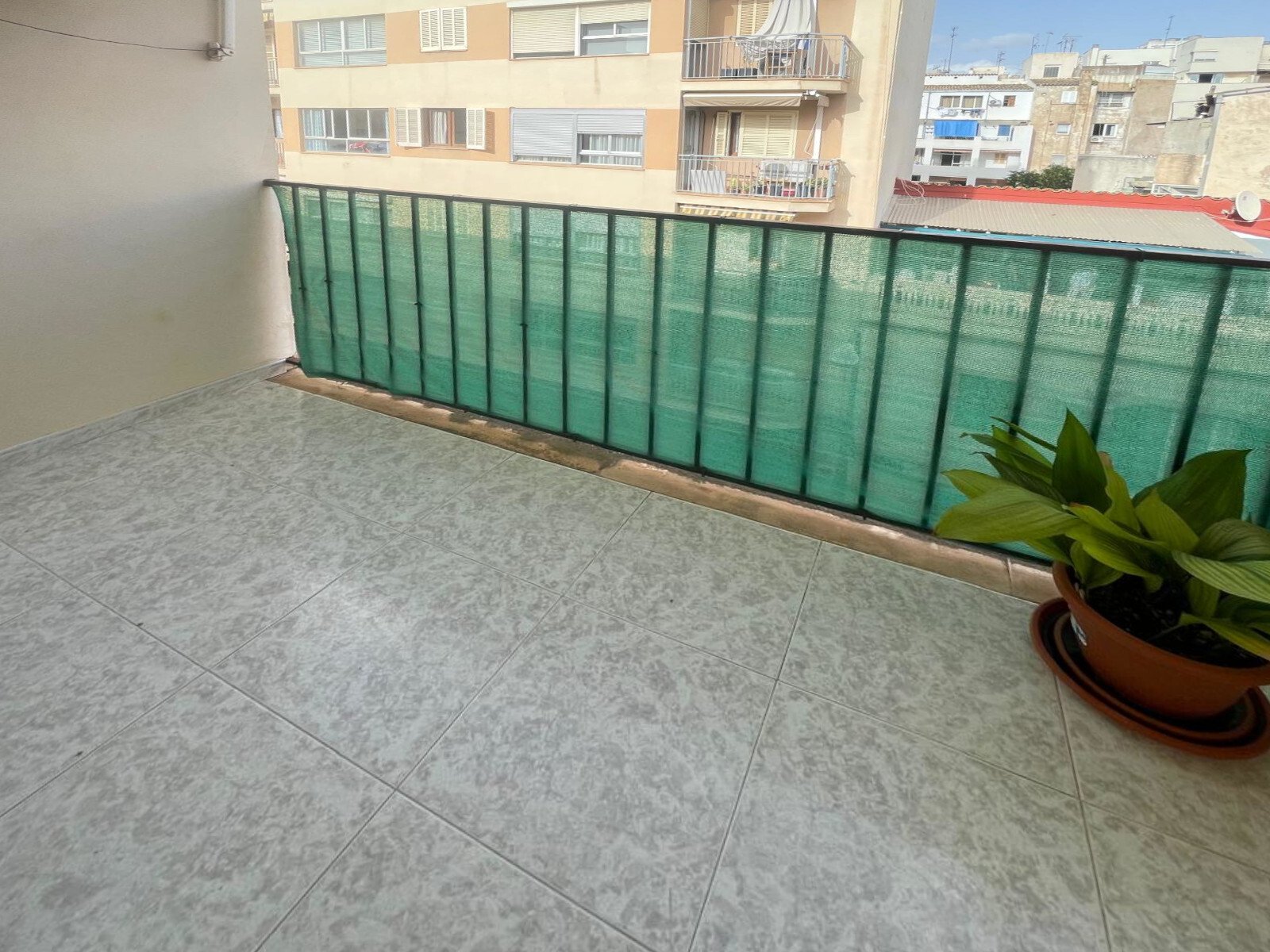Bright top-floor apartment in Palma – refined living with balcony and private parking in sought-after Foners