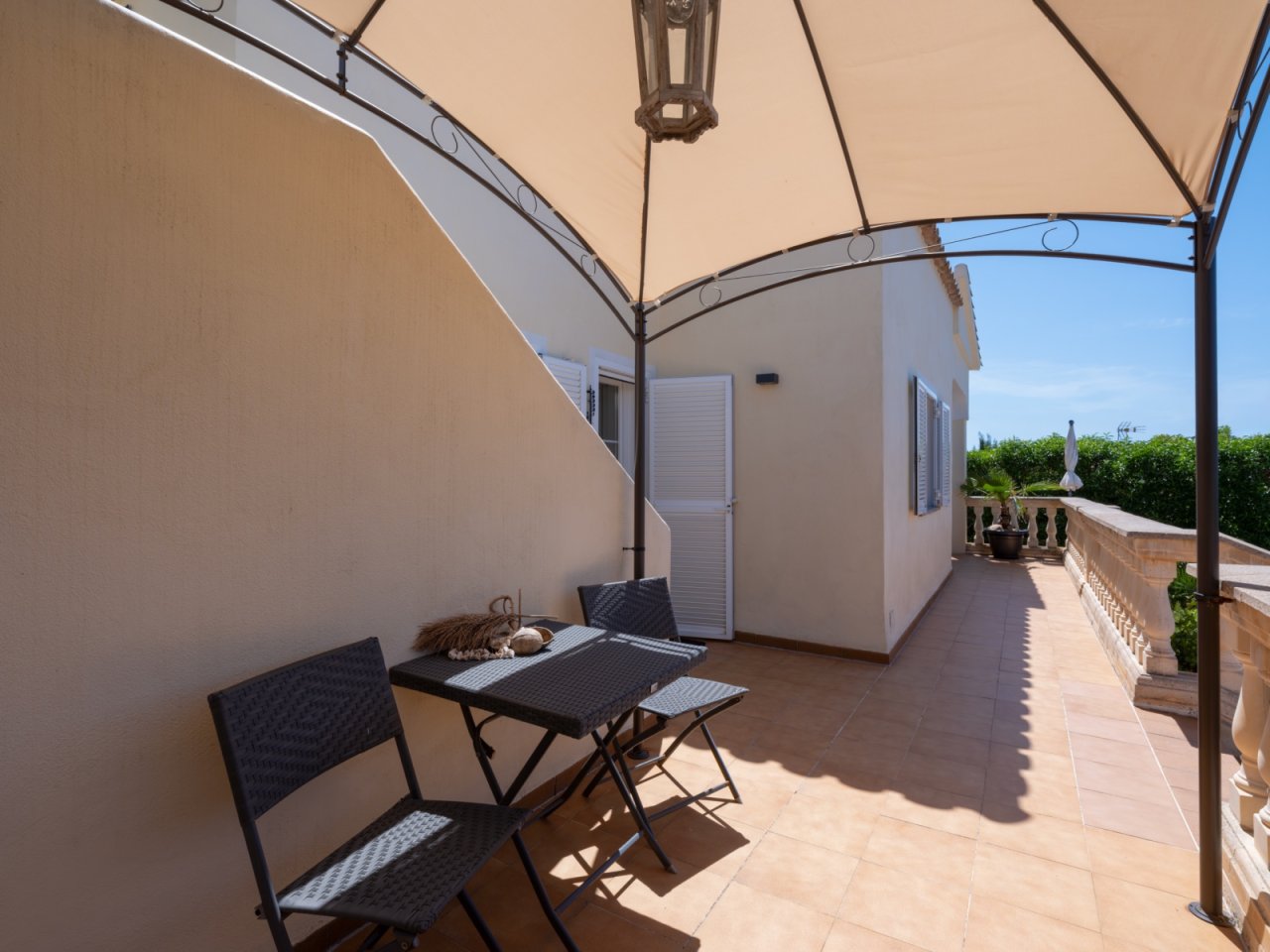 Überdachte Terrasse mit Blick auf Garten und Pool Überdachte Terrasse mit Blick auf Garten und Pool