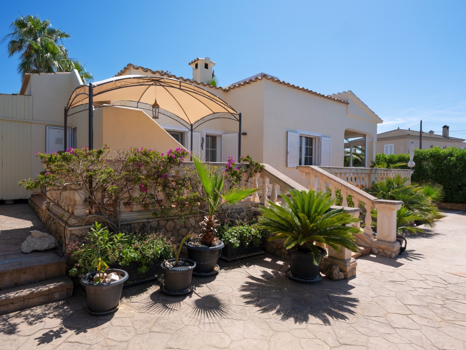 Außenansicht des freistehenden Bungalows mit mediterranem Garten Außenansicht des freistehenden Bungalows mit mediterranem Garten