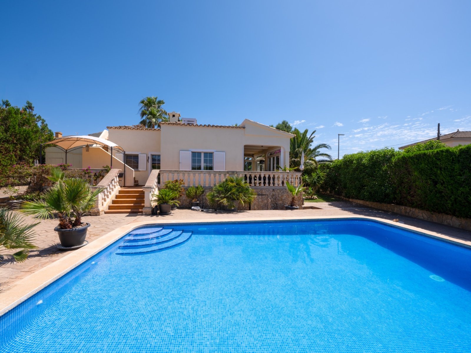 Mediterraner Bungalow mit privatem Pool in Badia Blava auf Mallorca Mediterraner Bungalow mit privatem Pool in Badia Blava auf Mallorca