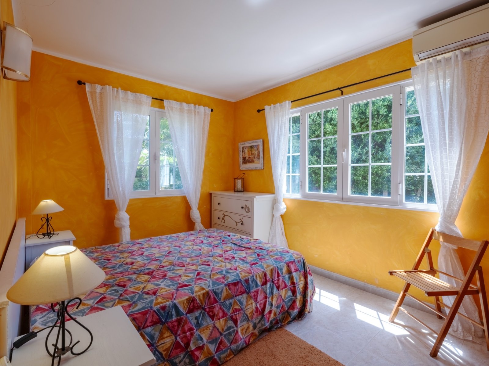 Hauptschlafzimmer des Bungalows mit Blick ins Grüne Hauptschlafzimmer des Bungalows mit Blick ins Grüne