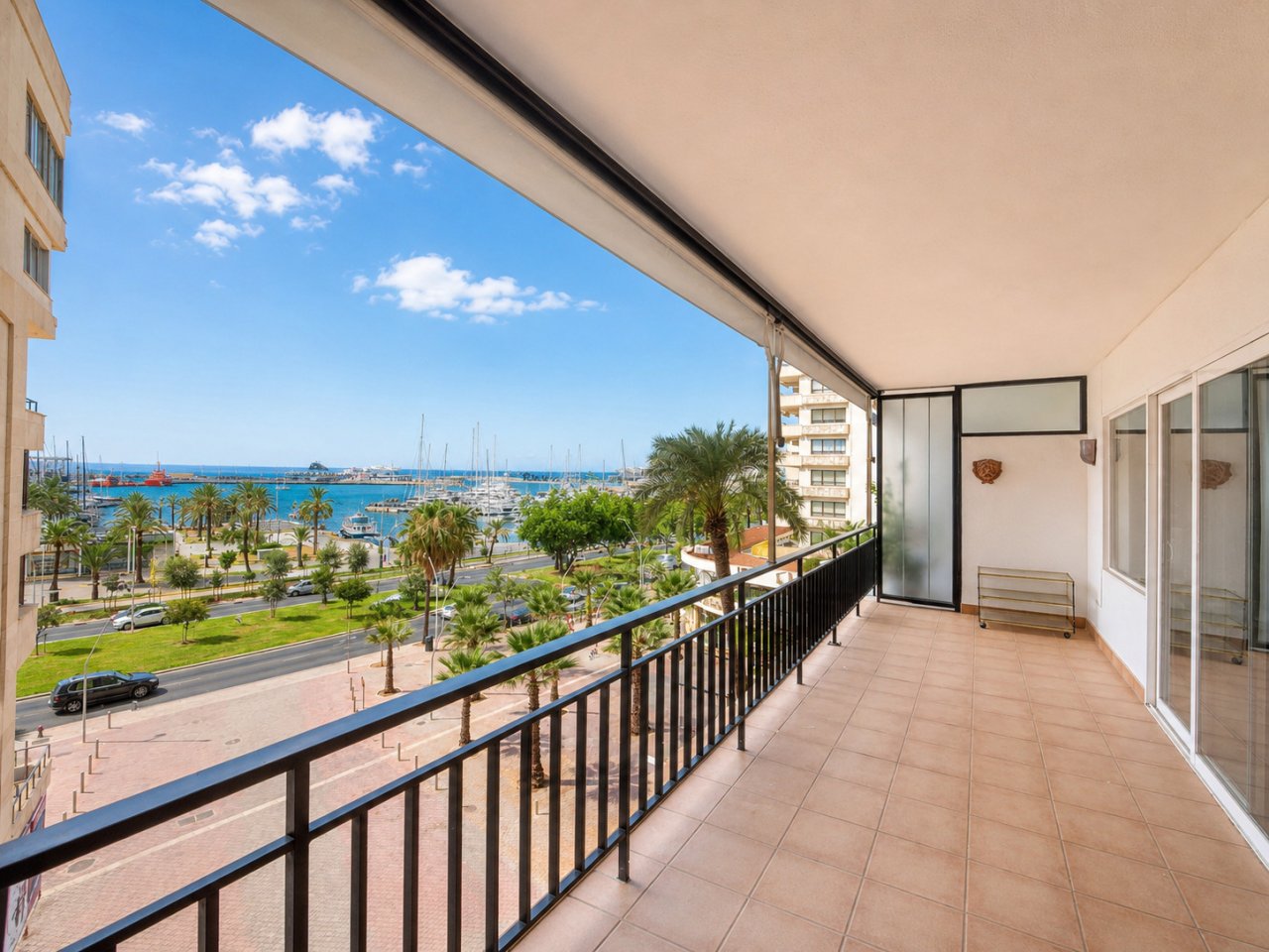 Großzügige Terrasse mit Panoramablick auf den Hafen von Palma und das Mittelmeer – exklusive Wohnung direkt am Paseo Marítimo.