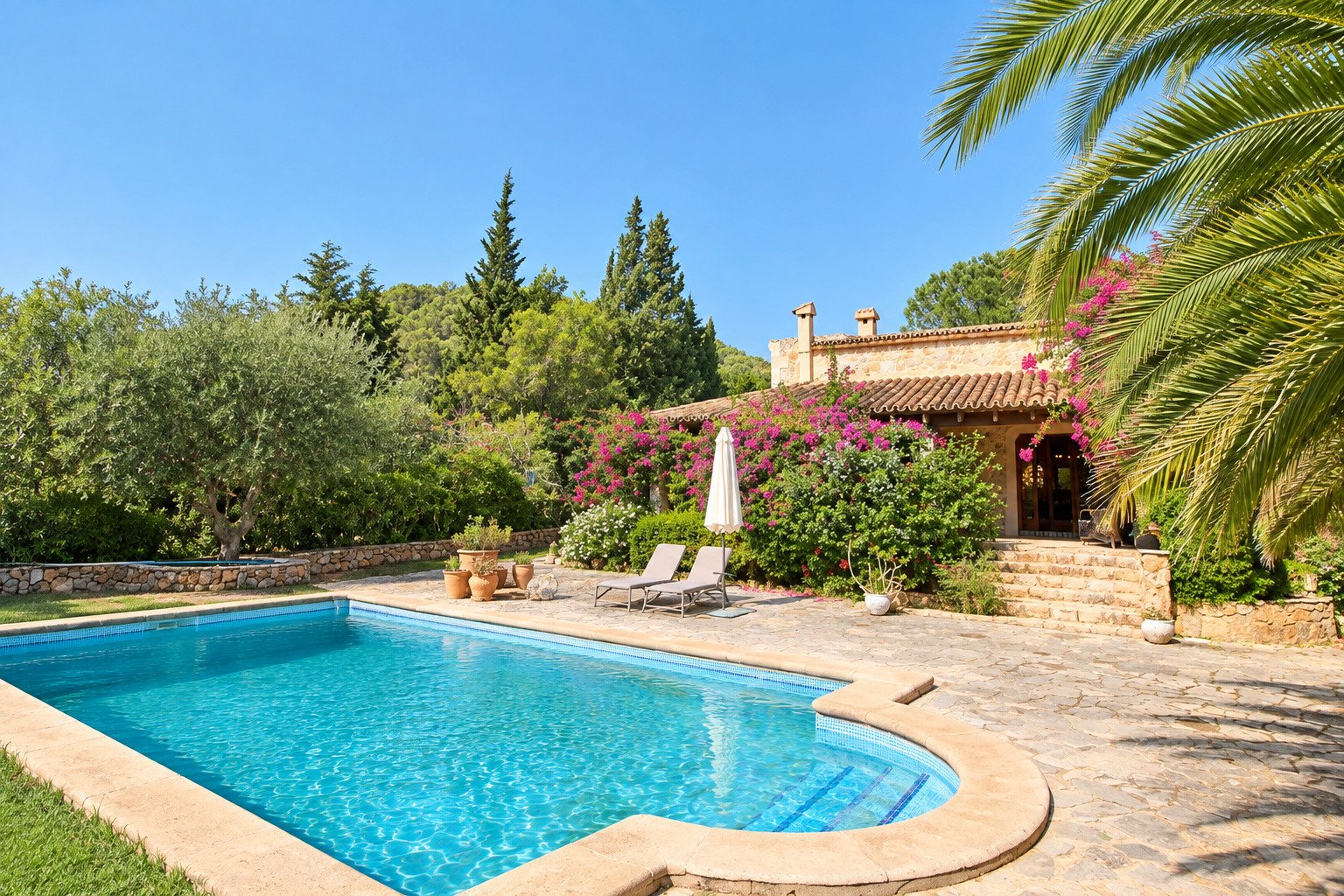 Natural Stonefinca, Generous Spaces and a Landscaped Garden with Private Retreats