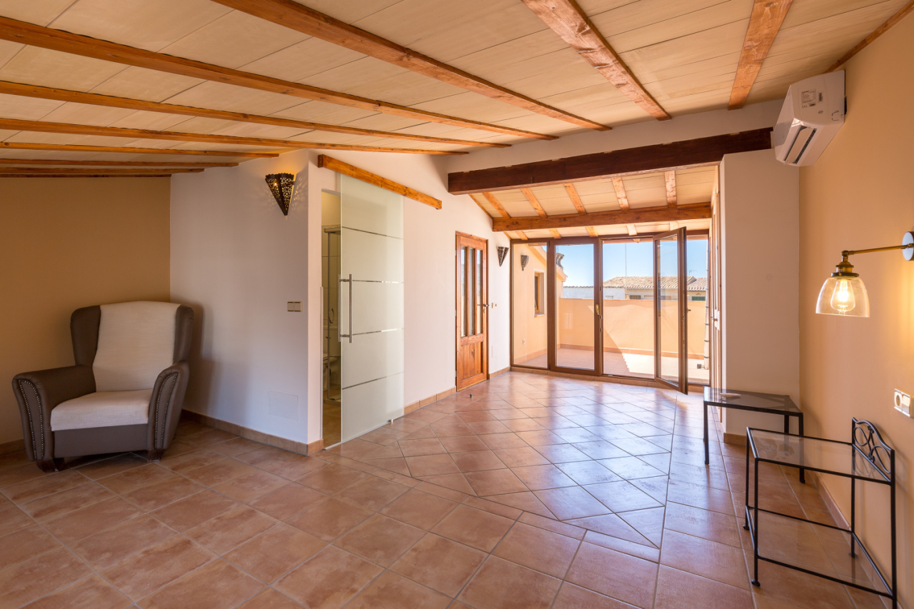 Llucmajor City. Renovated townhouse for living and working