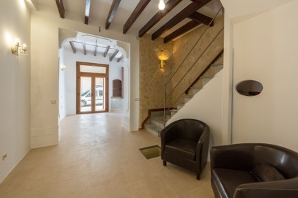 Llucmajor City. Renovated townhouse for living and working