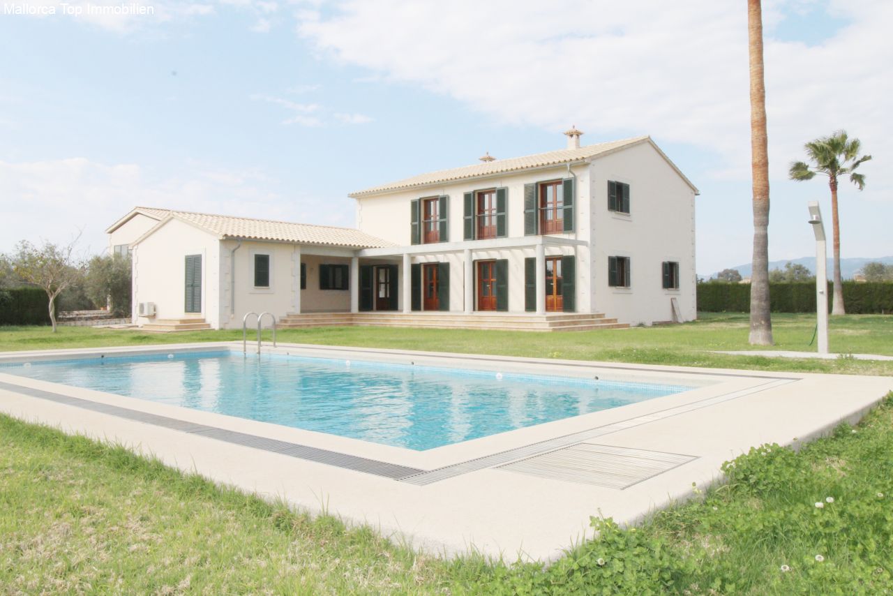 Hausansicht mit Pool Hausansicht mit Pool