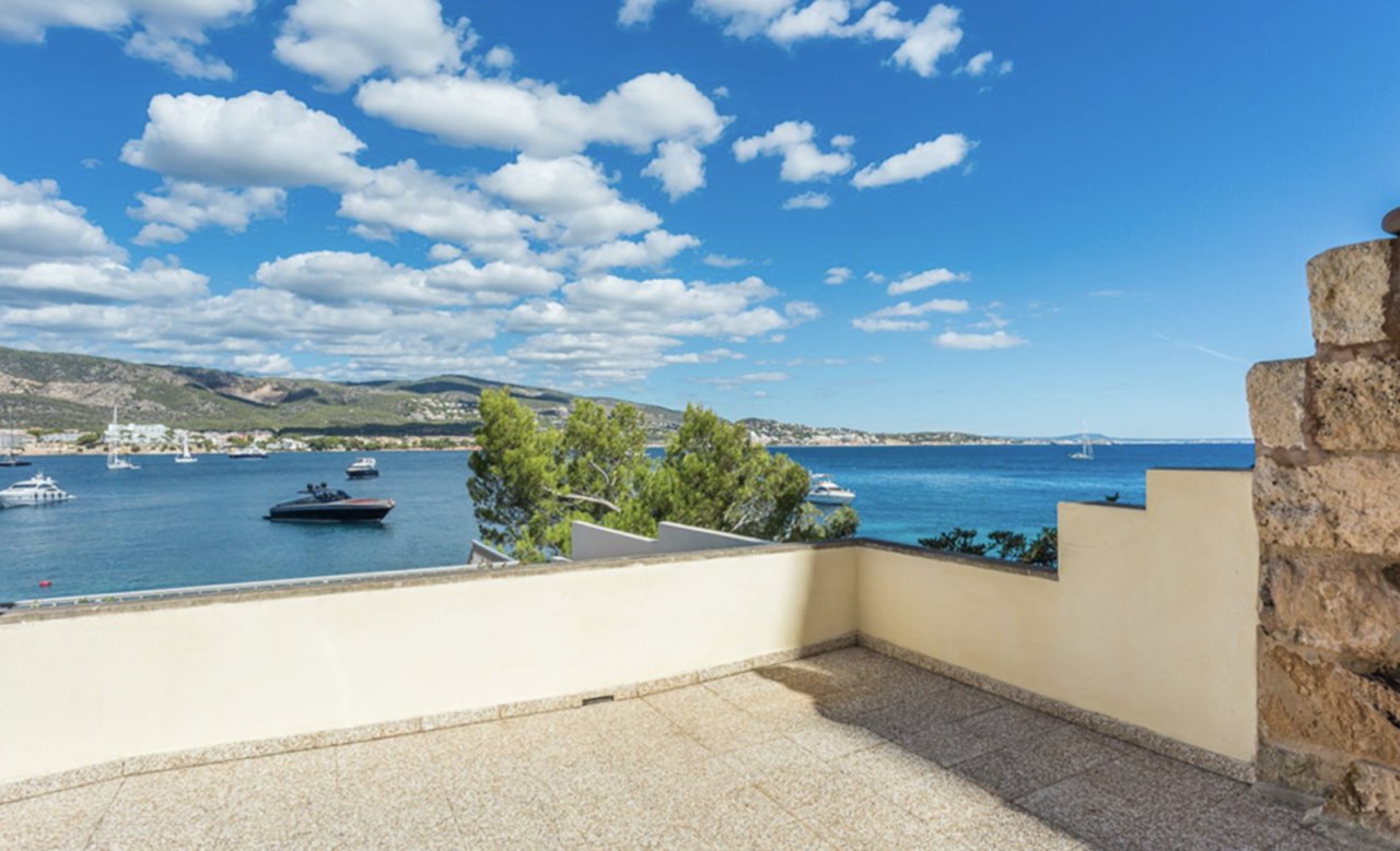 Terrasse mit Blick auf das Mittelmeer Terrasse mit Blick auf das Mittelmeer