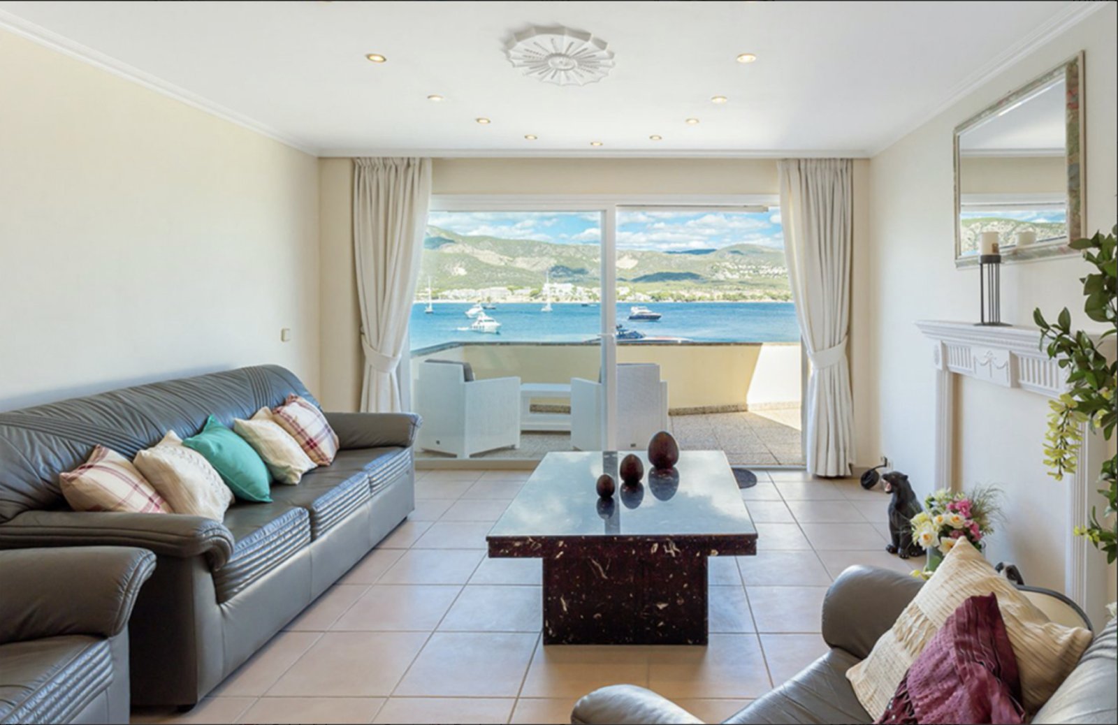 Wohnzimmer mit Blick auf das Meer Wohnzimmer mit Blick auf das Meer