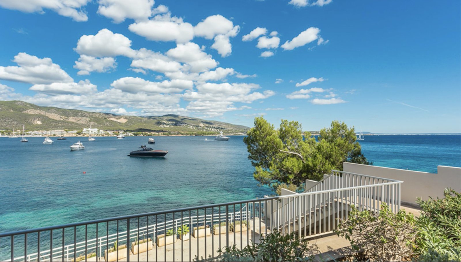 Terrasse mit Blick auf das Mittelmeer Terrasse mit Blick auf das Mittelmeer