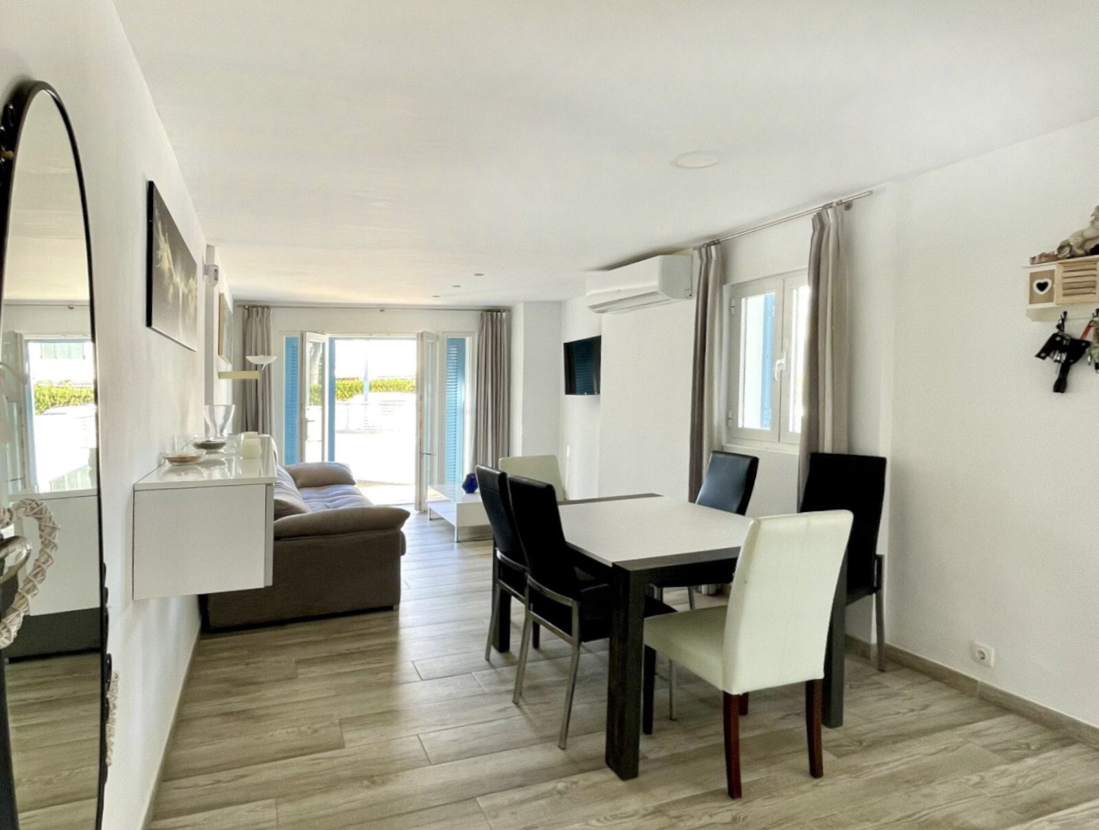 Bright living and dining room with open floor plan and access to the terrace. Bright living and dining room with open floor plan and access to the terrace.