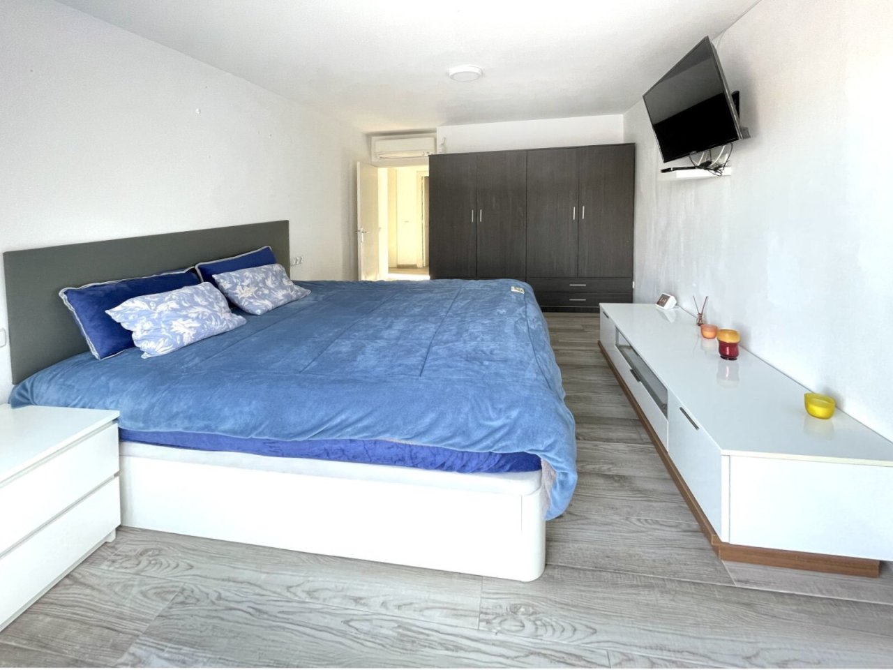 Comfortable master bedroom with large built-in wardrobes and integrated air conditioning Comfortable master bedroom with large built-in wardrobes and integrated air conditioning