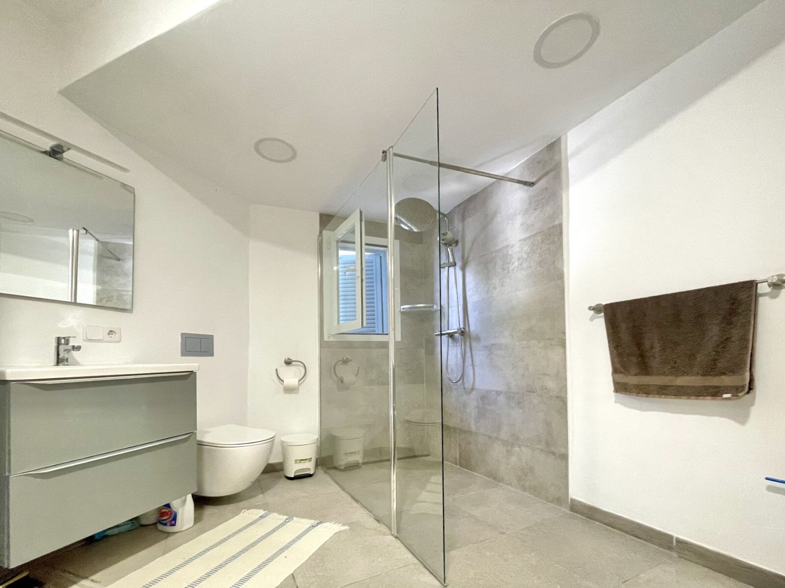 Modern bathroom with walk-in shower and high-quality sanitary fittings Modern bathroom with walk-in shower and high-quality sanitary fittings