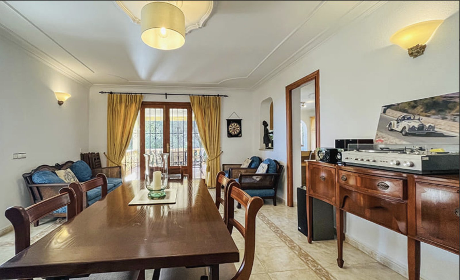 Living and dining room with elegant stucco ceiling and direct access to the terrace Living and dining room with elegant stucco ceiling and direct access to the terrace