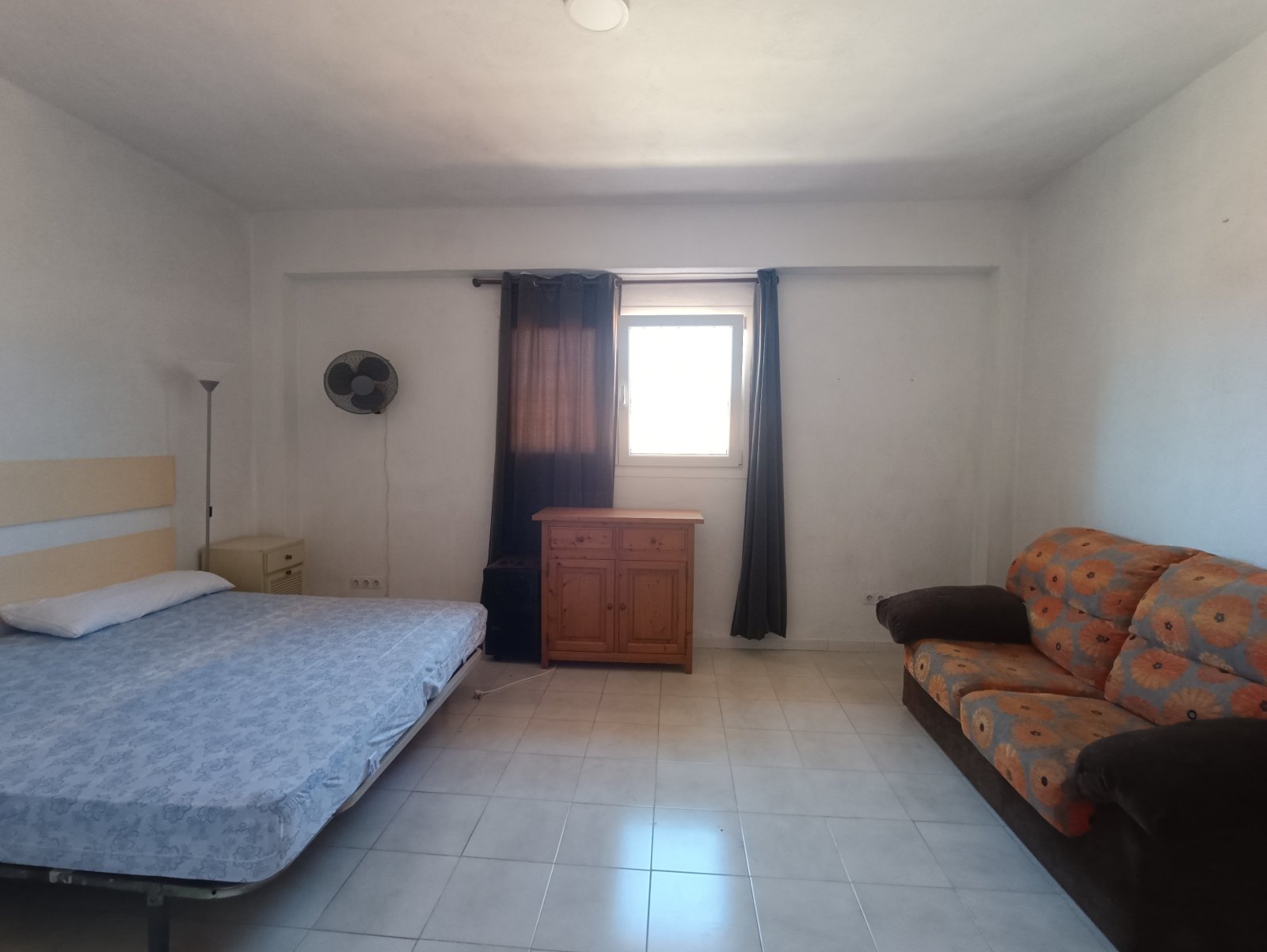 Spacious bedroom with window front and flexible layout – Versatile living area with good room division