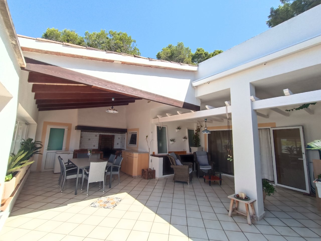 Covered terrace with flexible room layout and direct access to all living areas