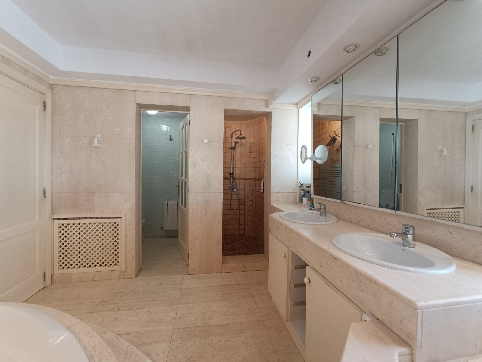 Luxurious bathroom with double washbasin and separate shower areas – spacious wet area with high-quality fittings and optimal functionality