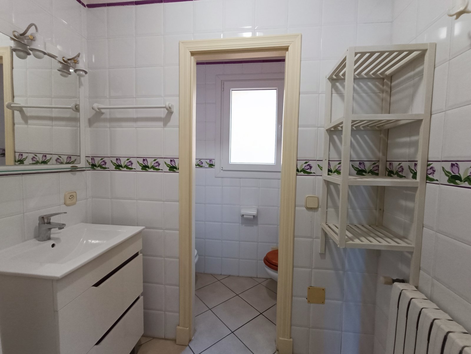 Bathroom with practical layout and ample storage – functional wet area with window ventilation and open shower zone