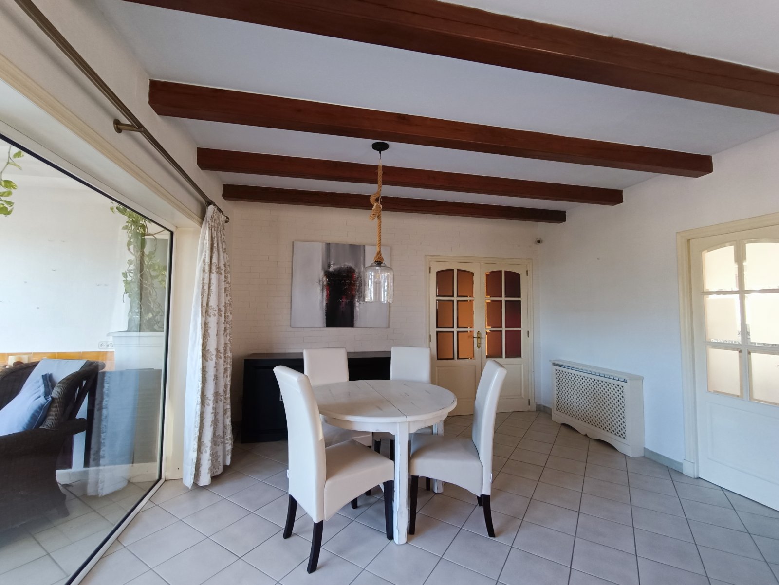 Dining area with distinctive ceiling beams and flexible room layout – ideal combination of living and dining space