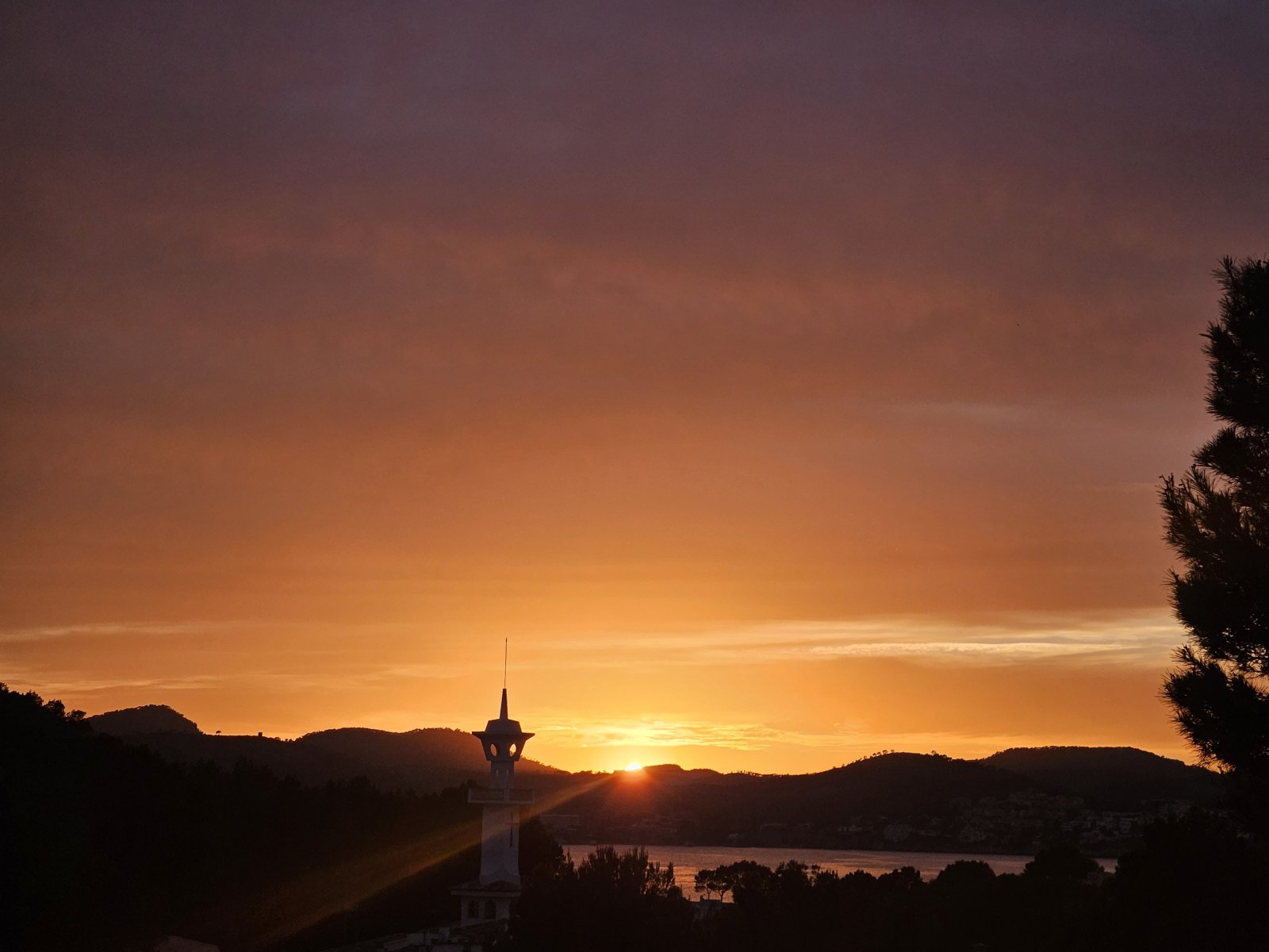 View of the lake and mountains – Enjoy spectacular sunsets from the private balcony