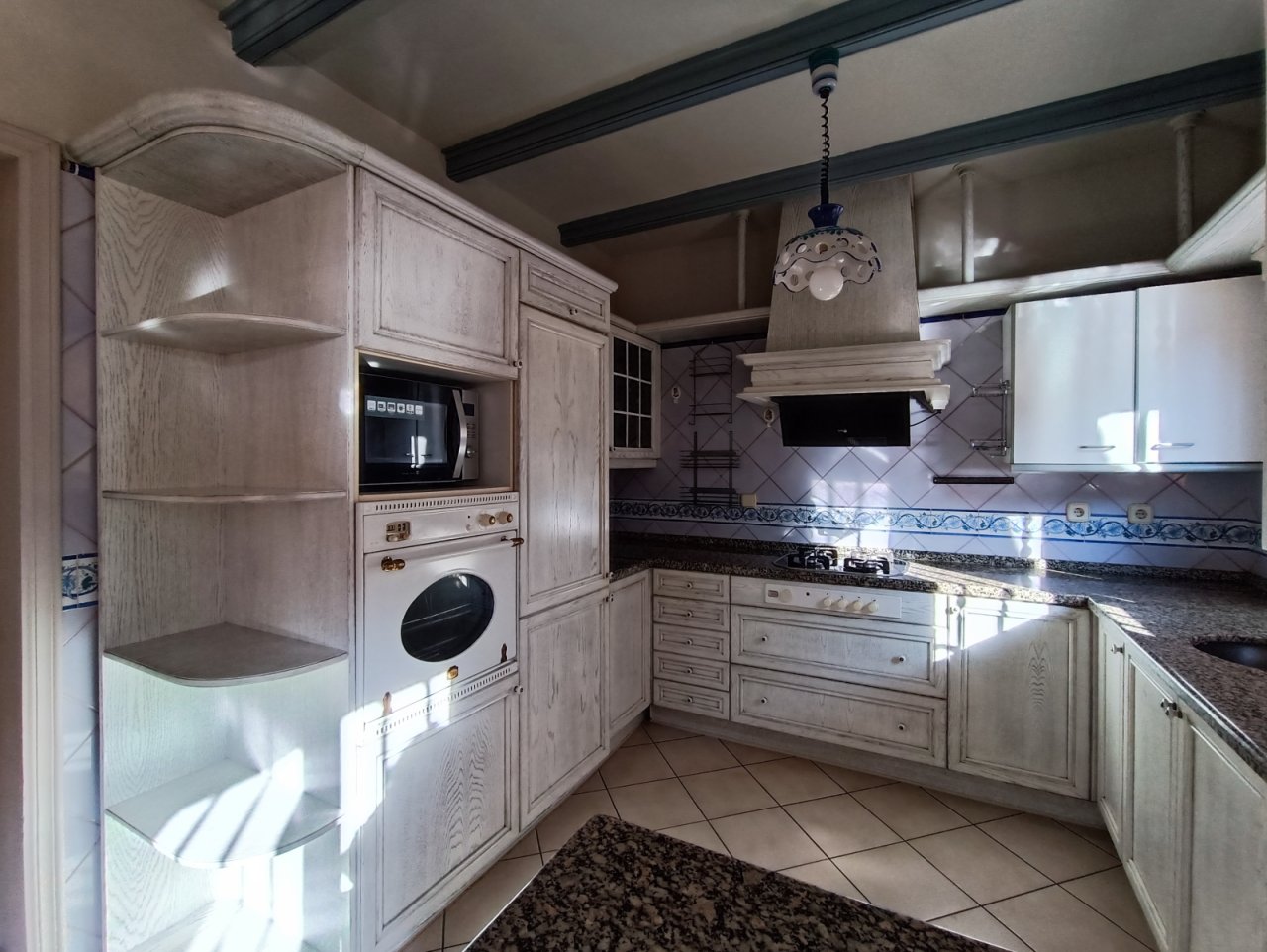 Kitchen with high-quality equipment and well-thought-out workflow – elegant cooking area with integrated dishwasher and microwave