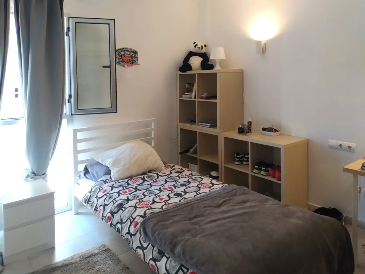 Teenager's room with optimal space utilization and versatile storage solutions Teenager's room with optimal space utilization and versatile storage solutions