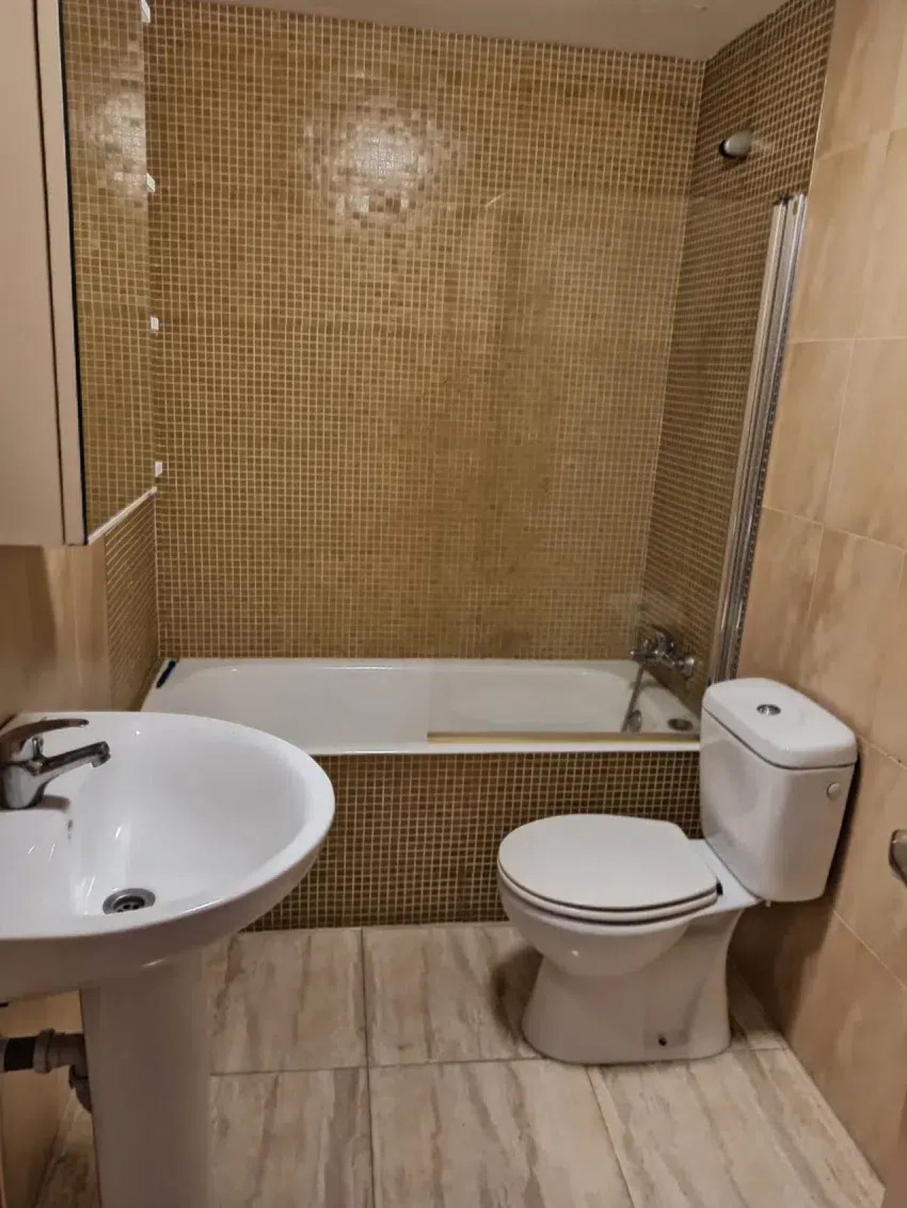 Modern bathroom with high-quality fixtures and a well-designed sanitary concept