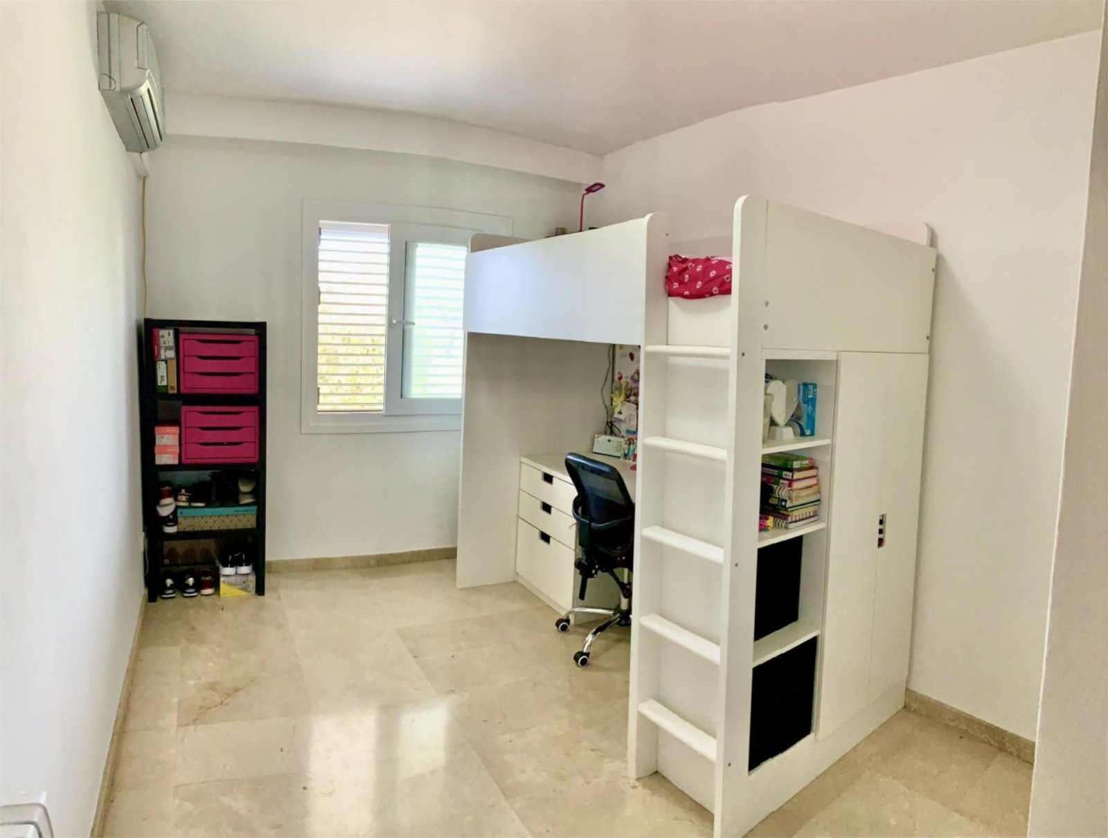 Children's room with intelligent space utilization and practical built-in solutions