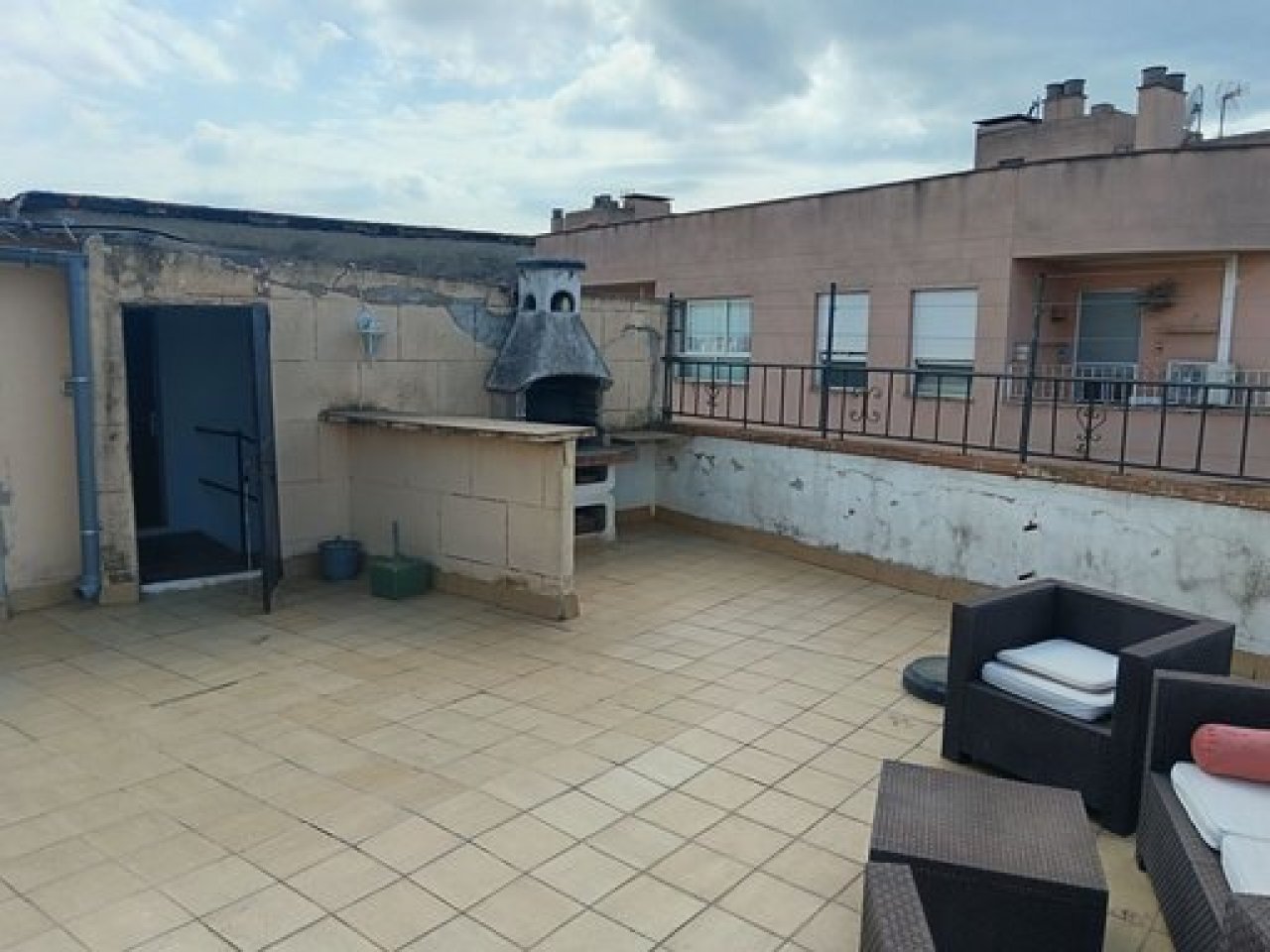 Roof terrace with integrated grill kitchen and communal area Roof terrace with integrated grill kitchen and communal area