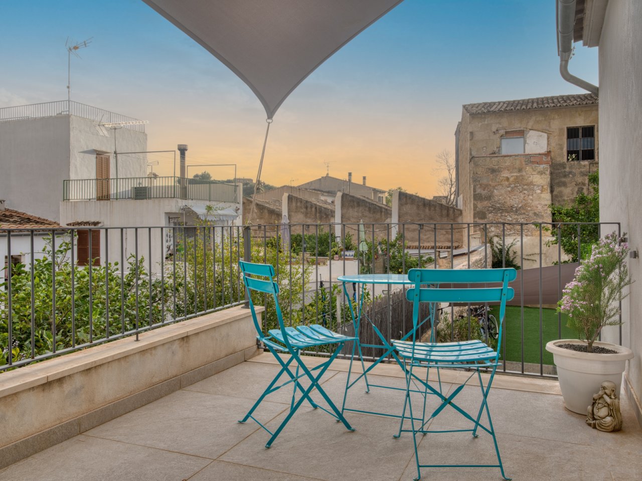 Roof terrace with panoramic view and covered lounge area Roof terrace with panoramic view and covered lounge area