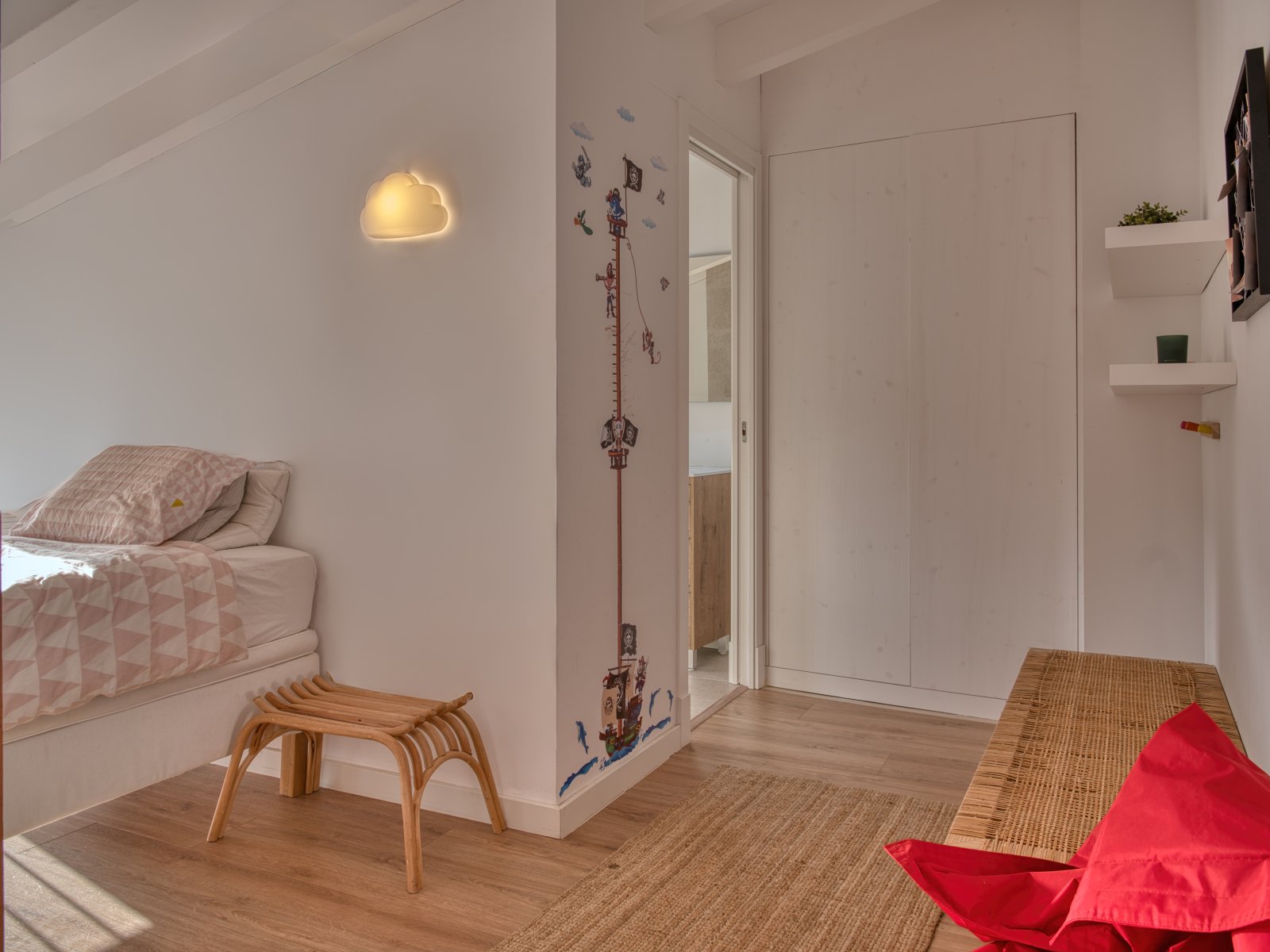 Children's room with smart layout and practical built-in wardrobes Children's room with smart layout and practical built-in wardrobes