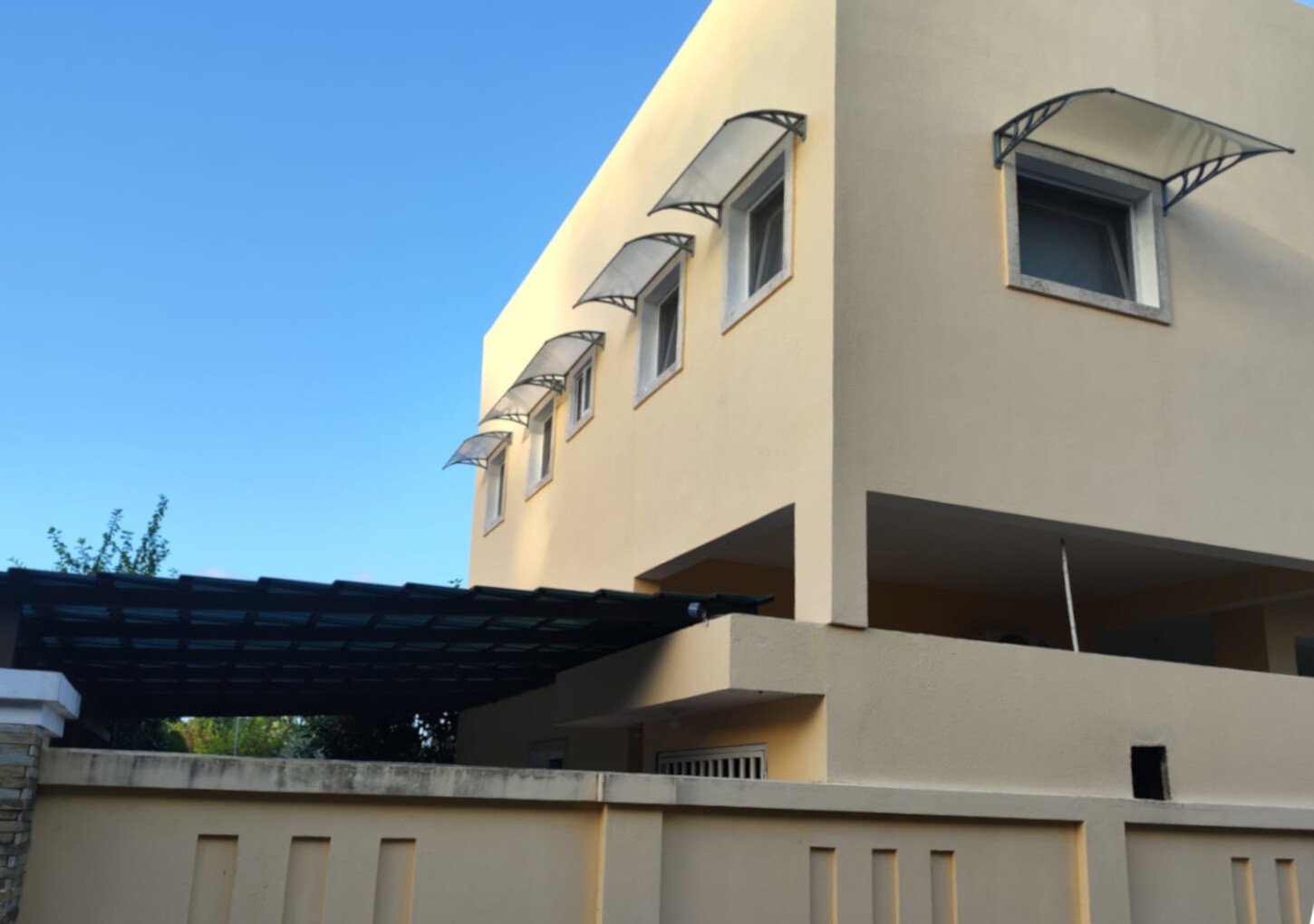 Modern facade with intelligent window design and integrated sun protection elements Modern facade with intelligent window design and integrated sun protection elements