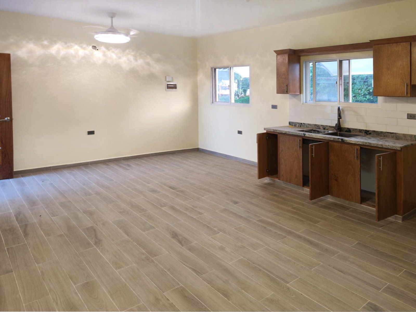 Open kitchen-living area with practical layout and panoramic windows Open kitchen-living area with practical layout and panoramic windows