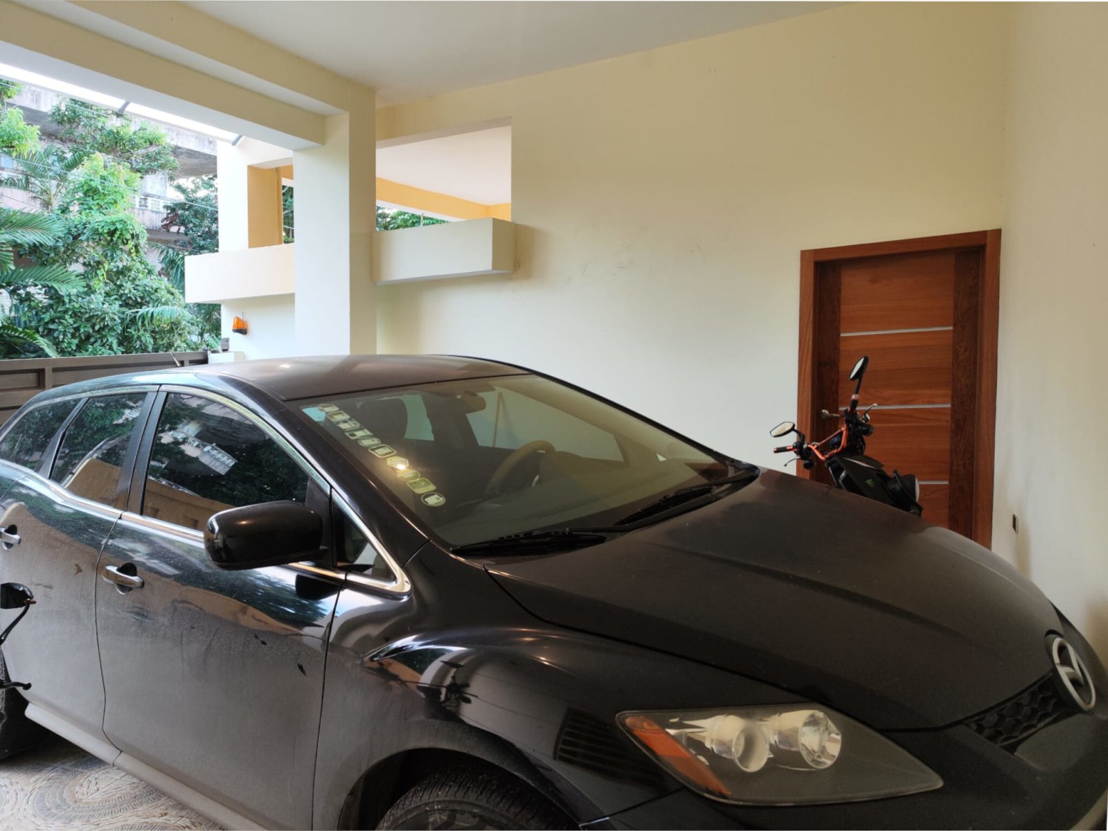Covered garage with direct house entrance and practical parking space Covered garage with direct house entrance and practical parking space