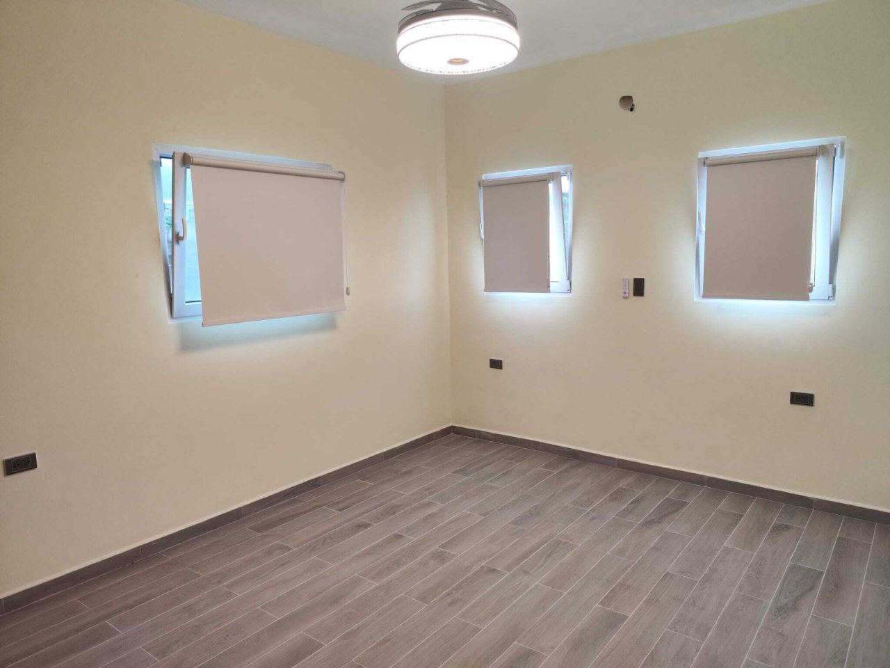 Bright room with various window options and modern electrical installation standards Bright room with various window options and modern electrical installation standards