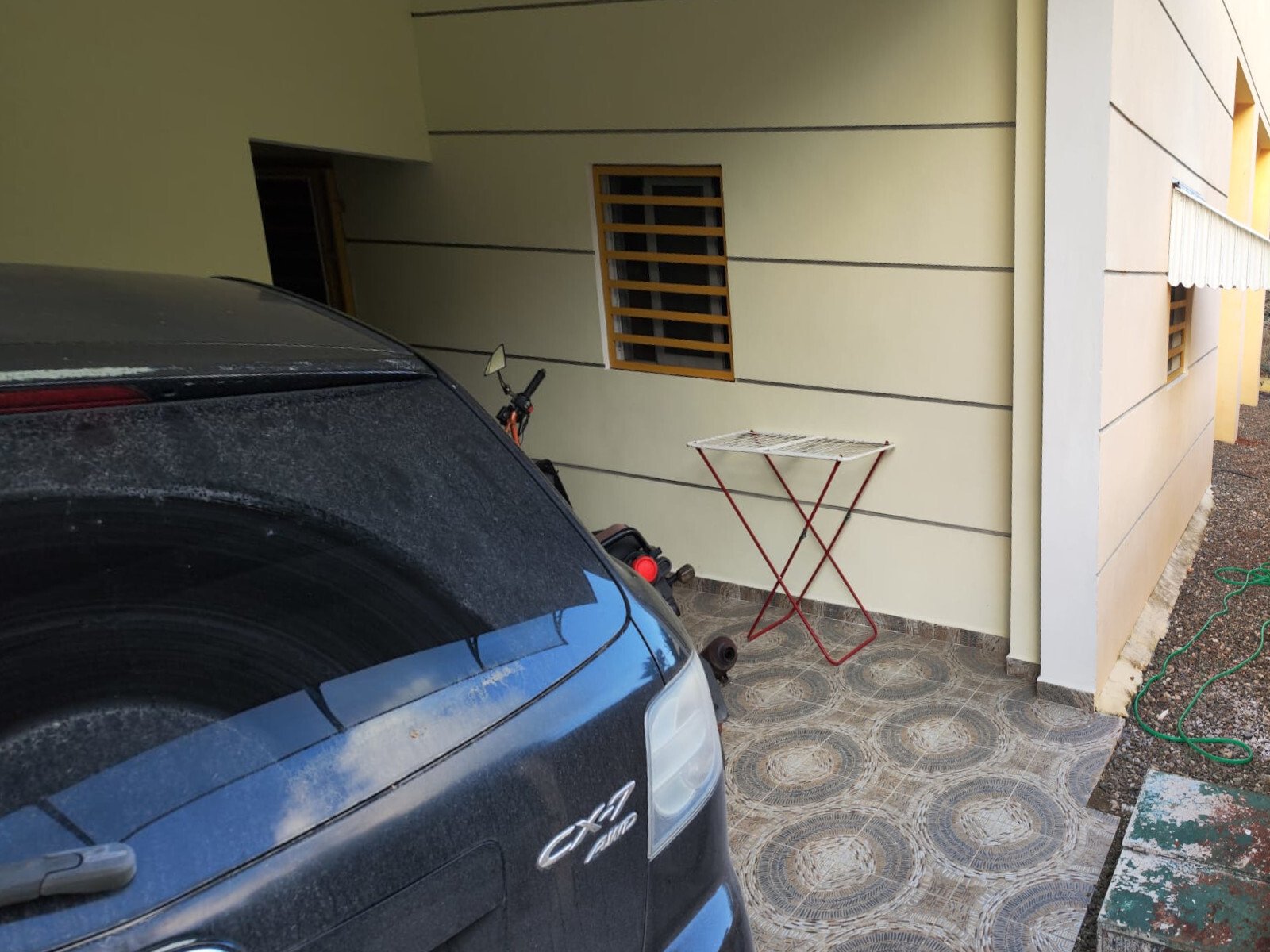 Carport with weather-protected parking space and direct house entrance Carport with weather-protected parking space and direct house entrance