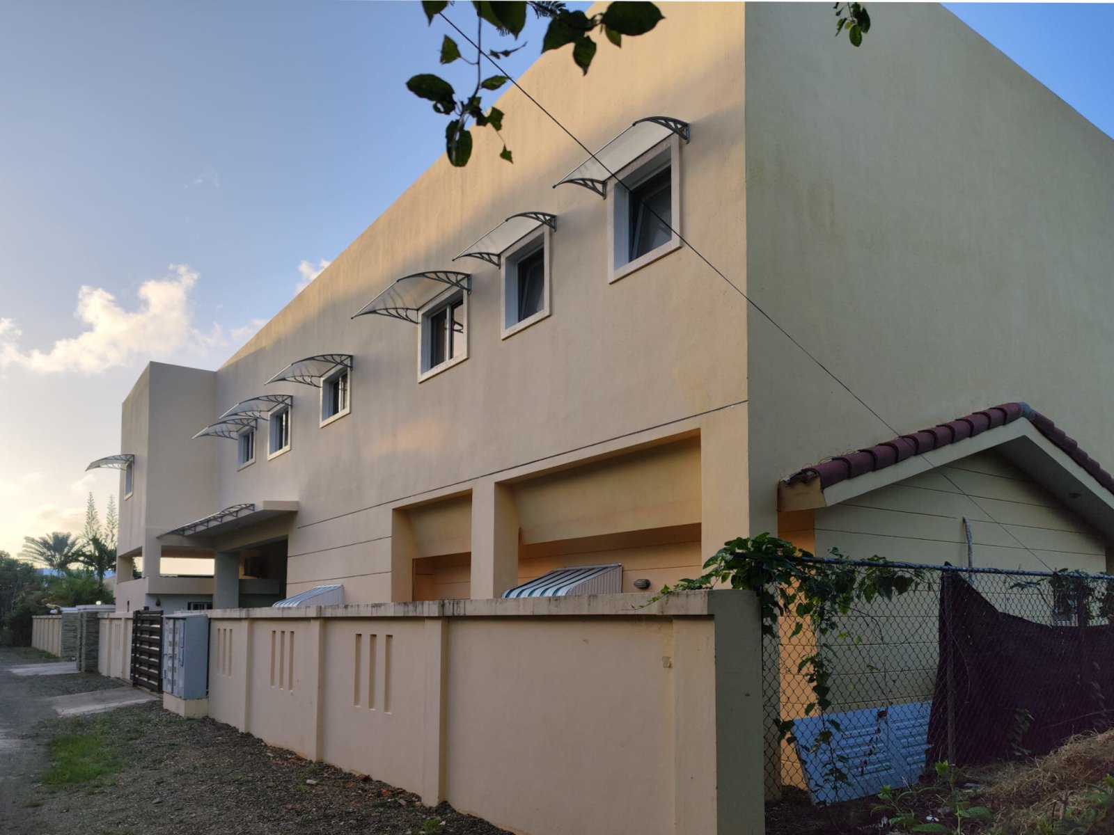 Modern facade with intelligent window arrangement and integrated sun protection elements Modern facade with intelligent window arrangement and integrated sun protection elements