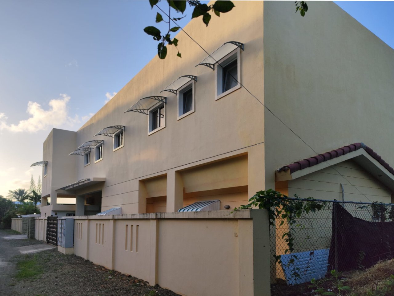 Modern facade with intelligent window arrangement and integrated sun protection elements Modern facade with intelligent window arrangement and integrated sun protection elements