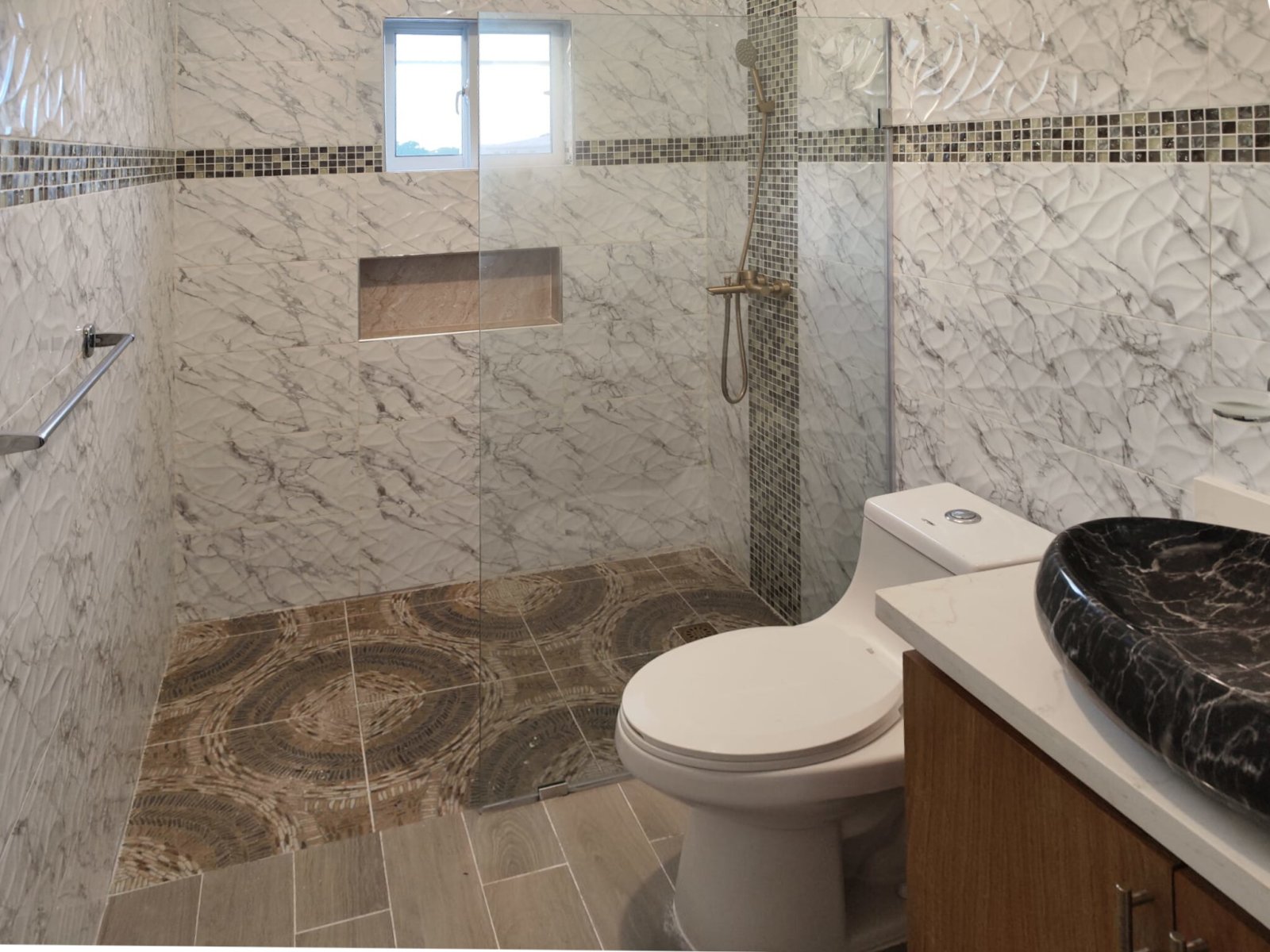 Luxurious bathroom with a walk-in shower and high-quality marble fittings Luxurious bathroom with a walk-in shower and high-quality marble fittings