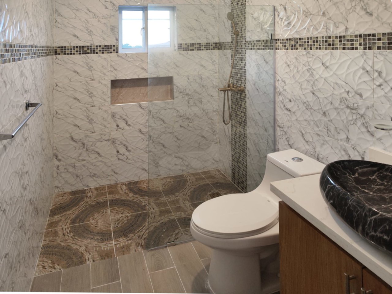 Luxurious bathroom with a walk-in shower and high-quality marble fittings Luxurious bathroom with a walk-in shower and high-quality marble fittings