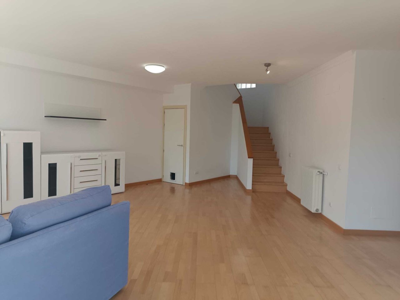Open living concept with direct access to the staircase – ideal for flexible space utilization