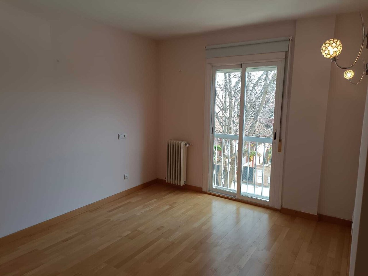 Bright room with balcony access and central heating – versatile living space