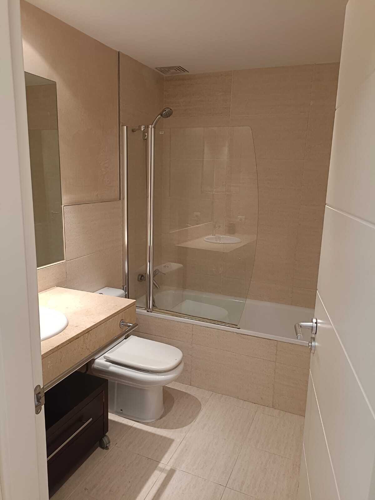 Modern bathroom with walk-in shower and large mirrors – combining comfort and functionality