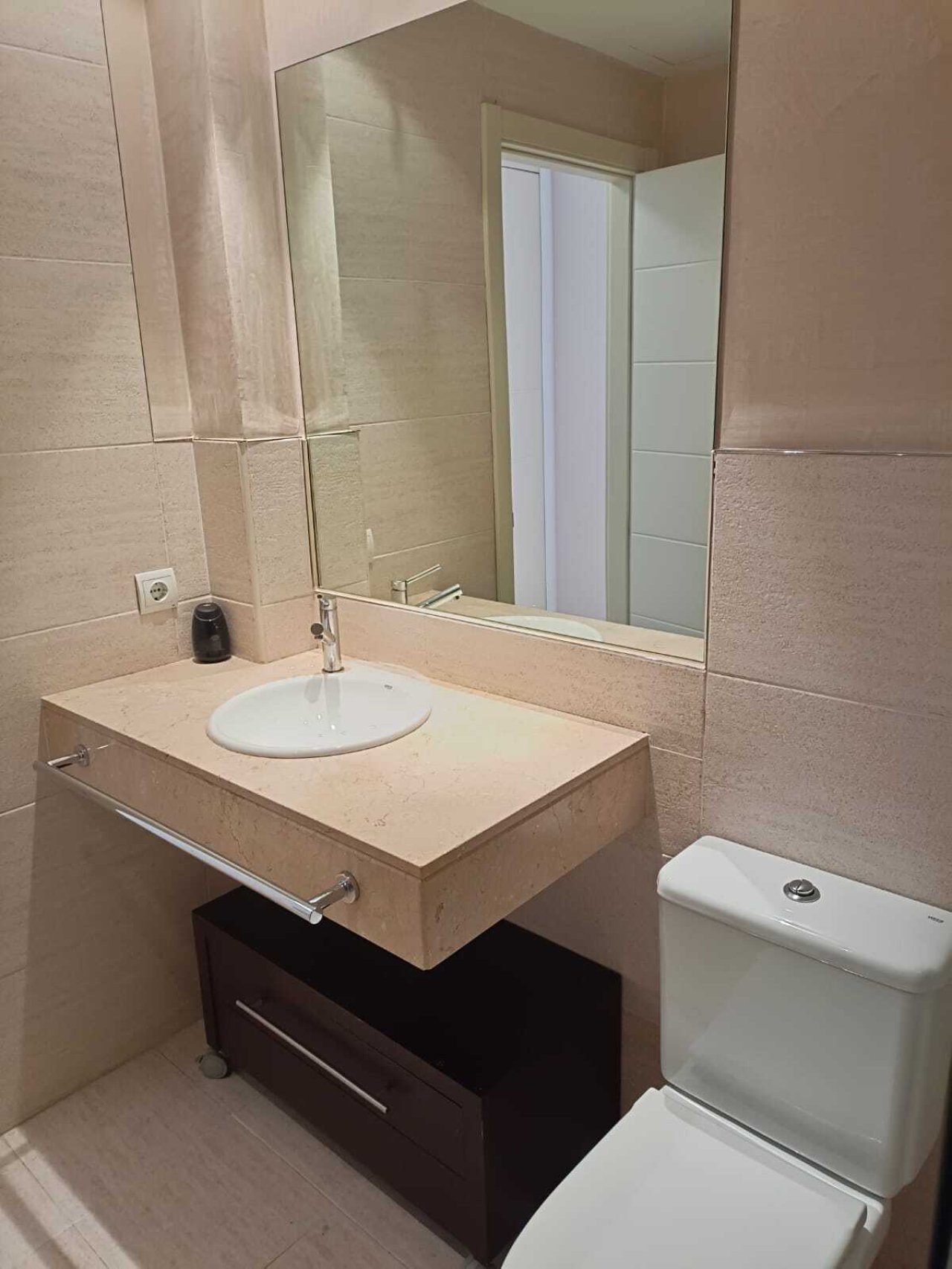 Modern bathroom with large-format mirror installation and practical washbasin area – Bright, functional design